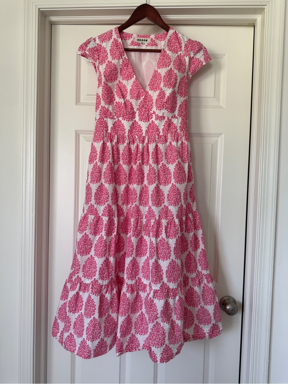 Boden tiered flowy Pink and White V-Neck Tiered Block-Print Dress